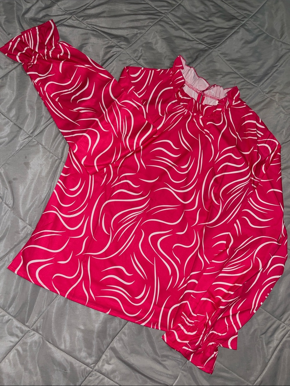NWT Pink Abstract Wave Blouse – Size L – Lightweight & Flowy